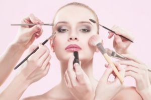Lạm dụng mỹ phẩm kém chất lượng gây ra mụn trứng cá