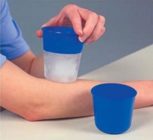 Chườm đá khi bị ong đốt